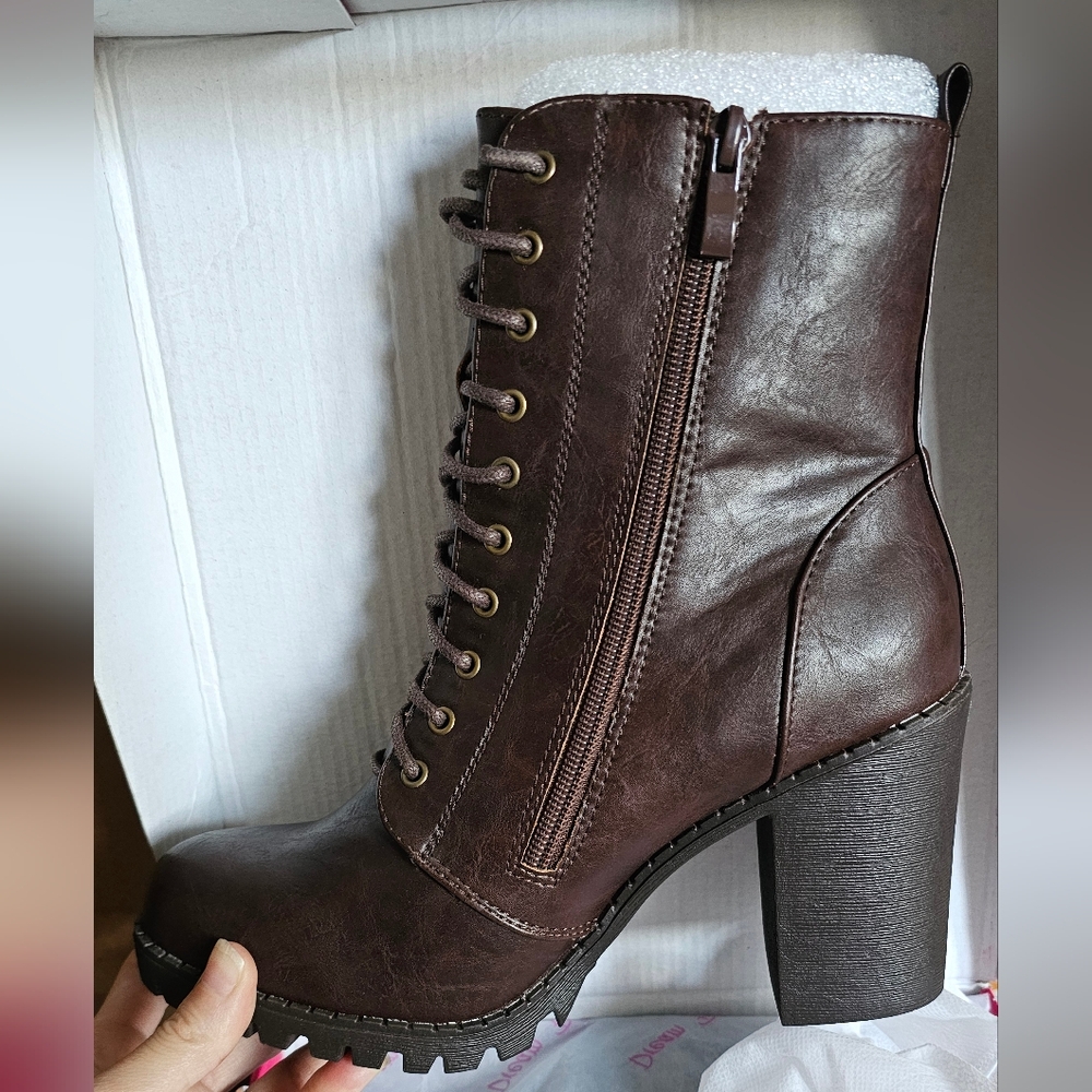 Dream pairs Woman's chunky heel boots size 8.5 - Picture 2 of 6